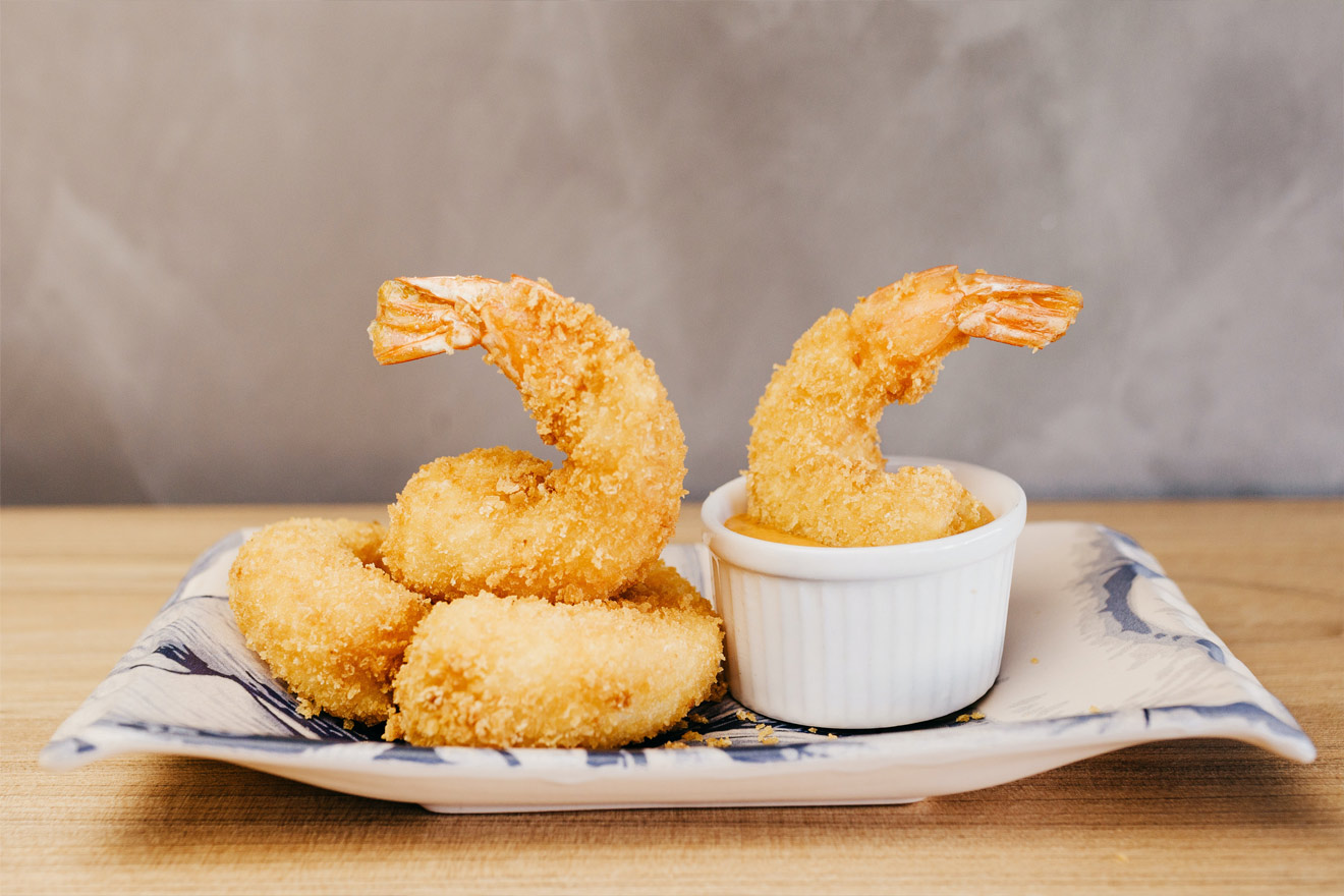 deep fried shrimps with with sauce